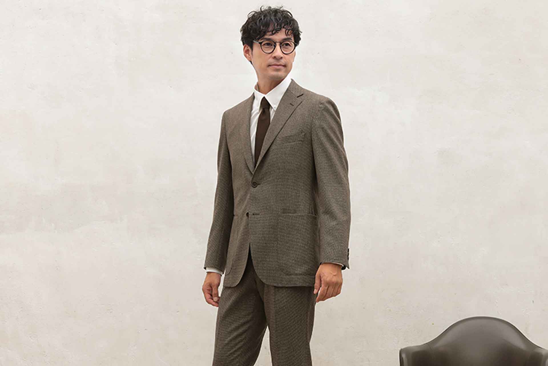 サキソニー素材とは？ブレザーやパンツに使われる生地の特徴などを解説